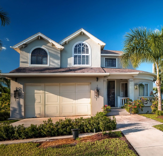 A Florida house for sale on a bright sunny day